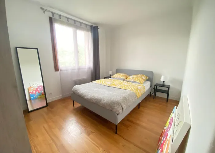 Maison Chaleureuse Avec Un Grand Jardin *