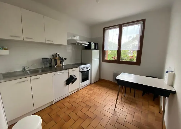 Maison Chaleureuse Avec Un Grand Jardin Villa *