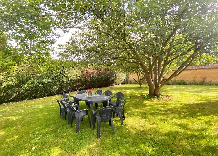 Maison Chaleureuse Avec Un Grand Jardin